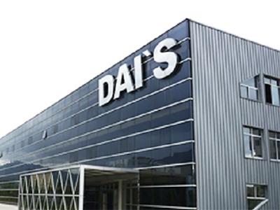 DAI'S productiefaciliteit buitenkant met bedrijfsborden - fabrikant van stansmachines
